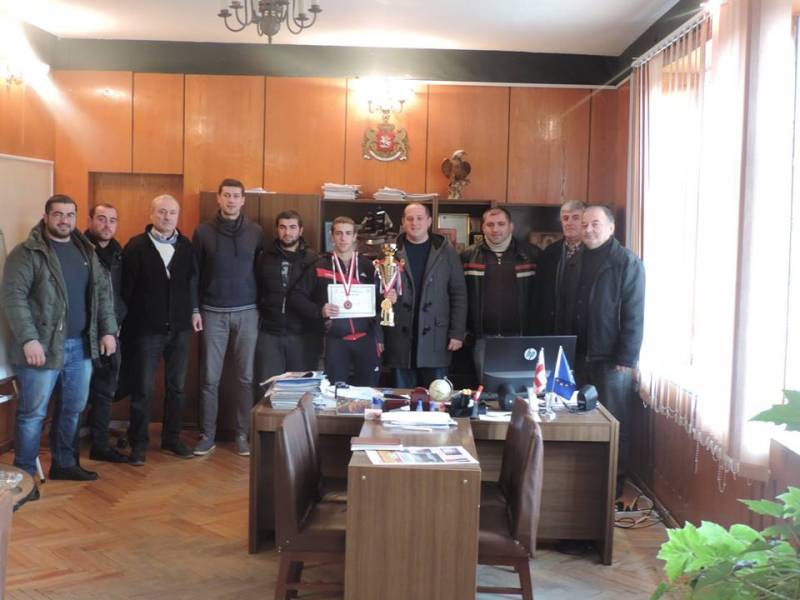 მუნიციპალიტეტის მერმა და მერის მოადგილემ ახალგაზრდა სპორტსმენს დიდი წარმატება მიულოცეს